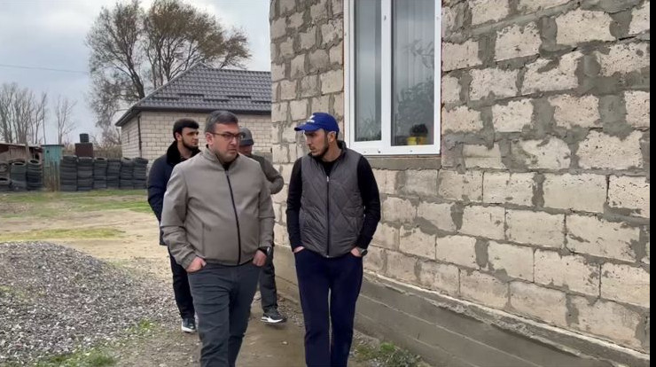 Врио министра труда Дагестана Магомедзагид Кихасуров оказал помощь сиротам из с. Имунный Тарумовского района.